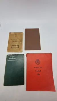 Samling lærebøger fra forsvaret