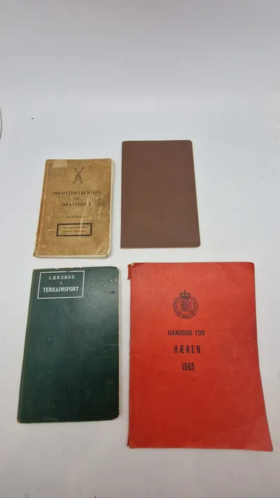 Samling lærebøger fra forsvaret