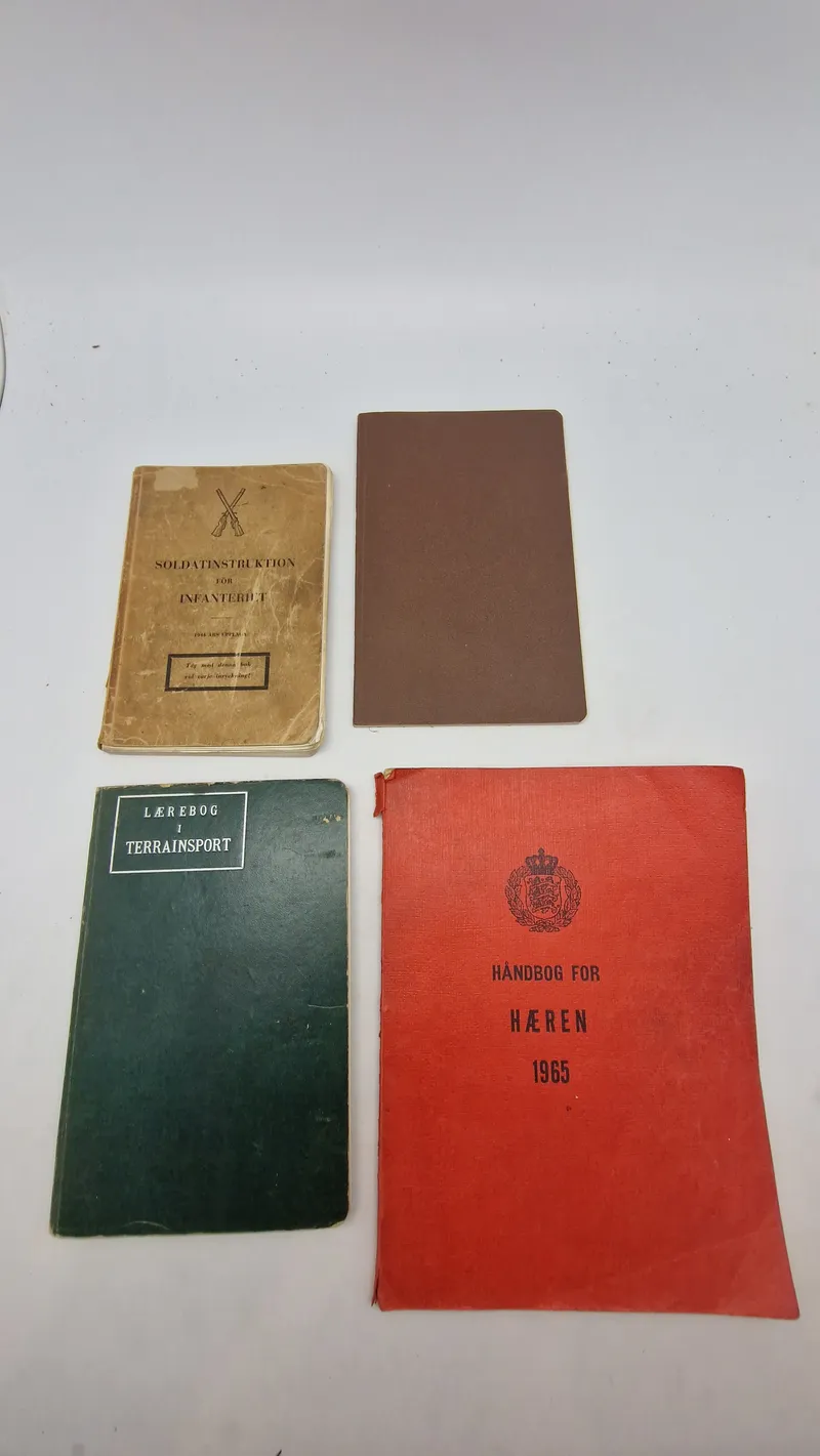 Samling lærebøger fra forsvaret