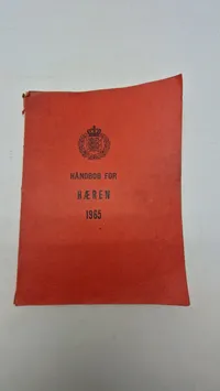 Samling lærebøger fra forsvaret