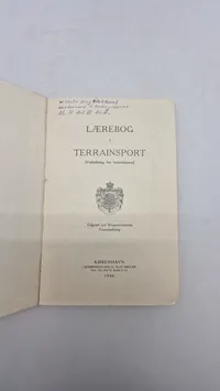 Samling lærebøger fra forsvaret
