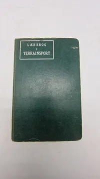 Samling lærebøger fra forsvaret