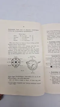 Samling lærebøger fra forsvaret