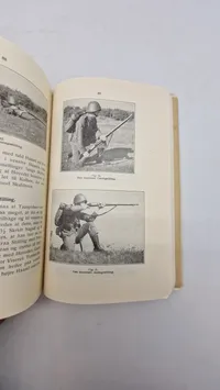 Samling lærebøger fra forsvaret