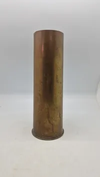 Originalt messinghylster fra en britisk 18-punds artillerigranat fra Første Verdenskrig, dateret 1918.