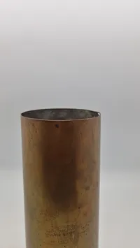 Originalt messinghylster fra en britisk 18-punds artillerigranat fra Første Verdenskrig, dateret 1918.