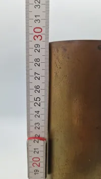Originalt messinghylster fra en britisk 18-punds artillerigranat fra Første Verdenskrig, dateret 1918.