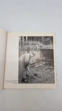 “Fünf Jahre Arbeit an den Straßen Adolf Hitlers" og er en fotobog fra Nazityskland, der dokumenterer konstruktionen af Reichsautobahn, Tysklands motorvejssystem, i de første fem år af dets opførelse.