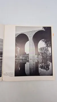 “Fünf Jahre Arbeit an den Straßen Adolf Hitlers" og er en fotobog fra Nazityskland, der dokumenterer konstruktionen af Reichsautobahn, Tysklands motorvejssystem, i de første fem år af dets opførelse.