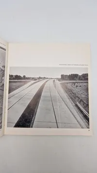 “Fünf Jahre Arbeit an den Straßen Adolf Hitlers" og er en fotobog fra Nazityskland, der dokumenterer konstruktionen af Reichsautobahn, Tysklands motorvejssystem, i de første fem år af dets opførelse.
