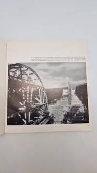 “Fünf Jahre Arbeit an den Straßen Adolf Hitlers" og er en fotobog fra Nazityskland, der dokumenterer konstruktionen af Reichsautobahn, Tysklands motorvejssystem, i de første fem år af dets opførelse.