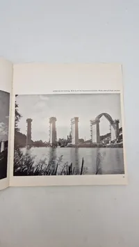 “Fünf Jahre Arbeit an den Straßen Adolf Hitlers" og er en fotobog fra Nazityskland, der dokumenterer konstruktionen af Reichsautobahn, Tysklands motorvejssystem, i de første fem år af dets opførelse.