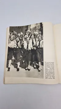 Original bog - Neues Deutschland: Ein Bildbuch für Die Auslandsdeutsche Jugend" (Nye Tyskland: En billedbog for tysk ungdom i udlandet).