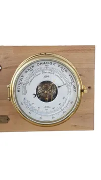 Barometer og ur opsat på plade, og anvendt i Marineforeningen