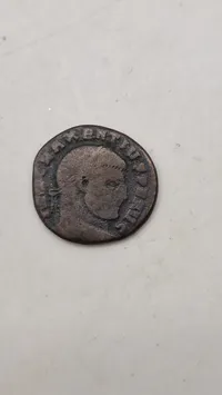 Original romersk mønt AE2 Maiorina fra kejser Gratians regeringstid (367-383 e.Kr.). Mønten bærer inskriptionen "REPARATIO REIPVB" (genoprettelse af staten).