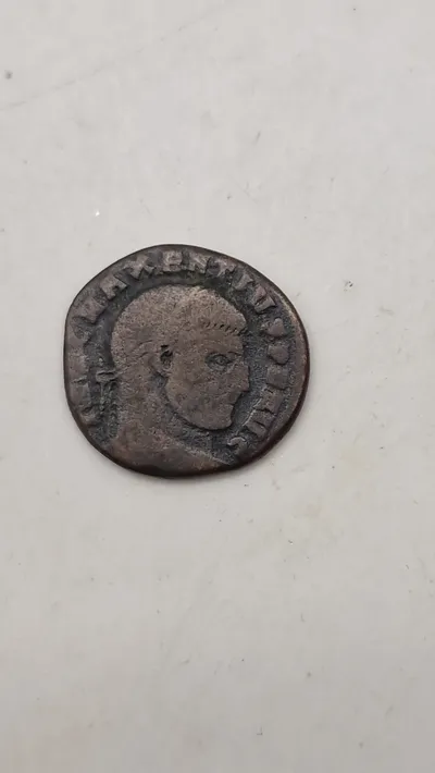 Original romersk mønt AE2 Maiorina fra kejser Gratians regeringstid (367-383 e.Kr.). Mønten bærer inskriptionen "REPARATIO REIPVB" (genoprettelse af staten).