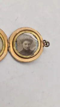 Vedhæng til halskæde med husbond & hustru (Bemærk det er et soldater foto)