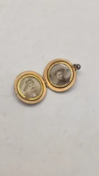 Vedhæng til halskæde med husbond & hustru (Bemærk det er et soldater foto)