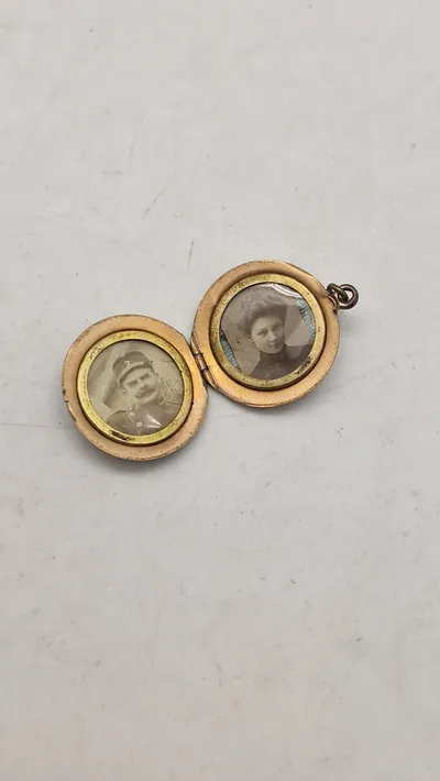 Vedhæng til halskæde med husbond & hustru (Bemærk det er et soldater foto)