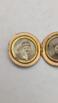 Vedhæng til halskæde med husbond & hustru (Bemærk det er et soldater foto)