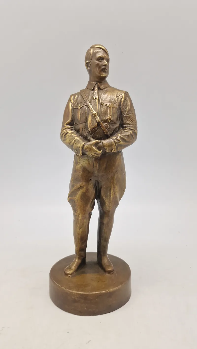 Statue af Adolf Hitler - efterkrigs