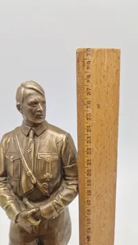 Statue af Adolf Hitler - efterkrigs