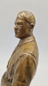 Statue af Adolf Hitler - efterkrigs