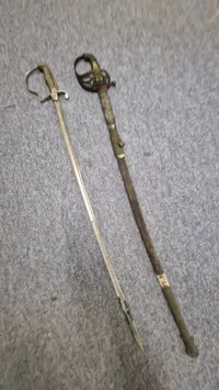 Marine og 1910 sabel til reservedele
