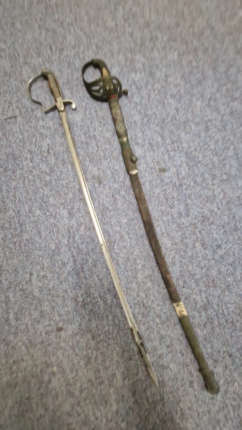 Marine og 1910 sabel til reservedele