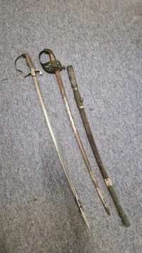 Marine og 1910 sabel til reservedele