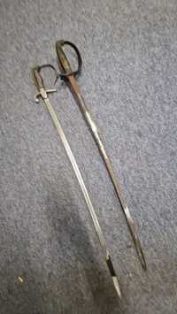 Marine og 1910 sabel til reservedele