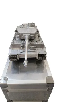 Kæmpe Ekstremt veludført model af tysk kampvogn af metal som kan køre mm.