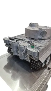 Kæmpe Ekstremt veludført model af tysk kampvogn af metal som kan køre mm.