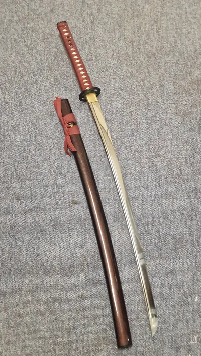 Nyere veludført Katana, med skarp klinge