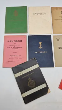 Samling lærebøger mm fra forsvaret