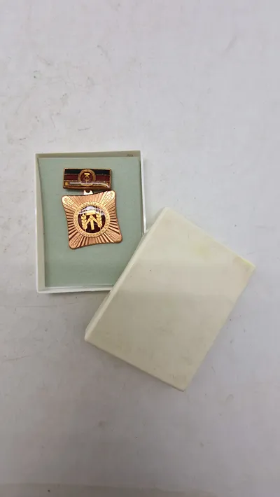 Original medalje med æske, Kollektivet for Socialistisk Arbejde" (Kollektiv der sozialistischen Arbeit).