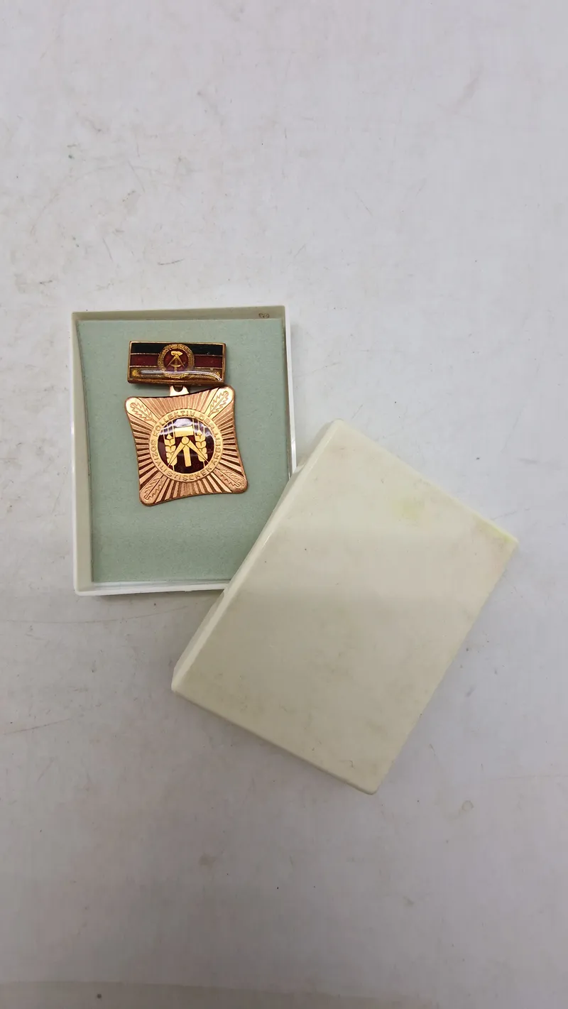 Original medalje med æske, Kollektivet for Socialistisk Arbejde" (Kollektiv der sozialistischen Arbeit).