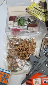 Samling diverse model fly, soldater og køretøjer