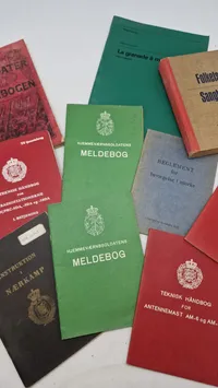 Samling lærebøger fra forsvaret