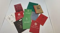 Samling lærebøger fra forsvaret
