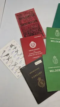 Samling lærebøger fra forsvaret