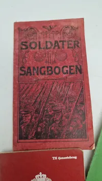 Samling lærebøger fra forsvaret