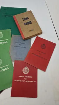 Samling lærebøger fra forsvaret