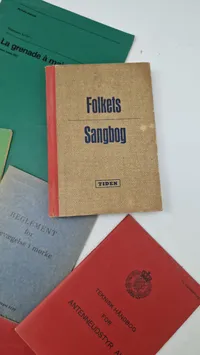 Samling lærebøger fra forsvaret