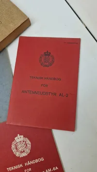 Samling lærebøger fra forsvaret