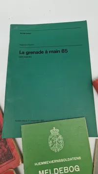 Samling lærebøger fra forsvaret