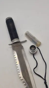 Overlevelseskniv med kompas, sy og fiskegrej mm