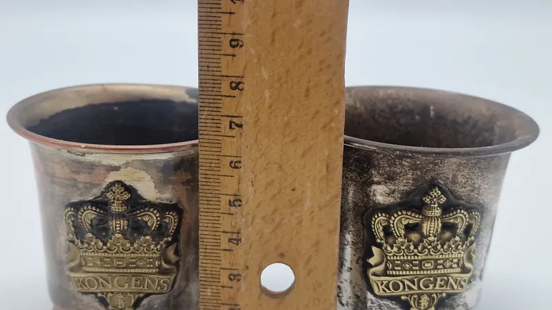 Bægre med påsatte regimentsmærker fra Kongens Jyske Fodregiment