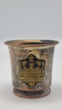 Bægre med påsatte regimentsmærker fra Kongens Jyske Fodregiment