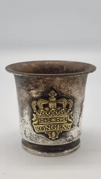 Bægre med påsatte regimentsmærker fra Kongens Jyske Fodregiment